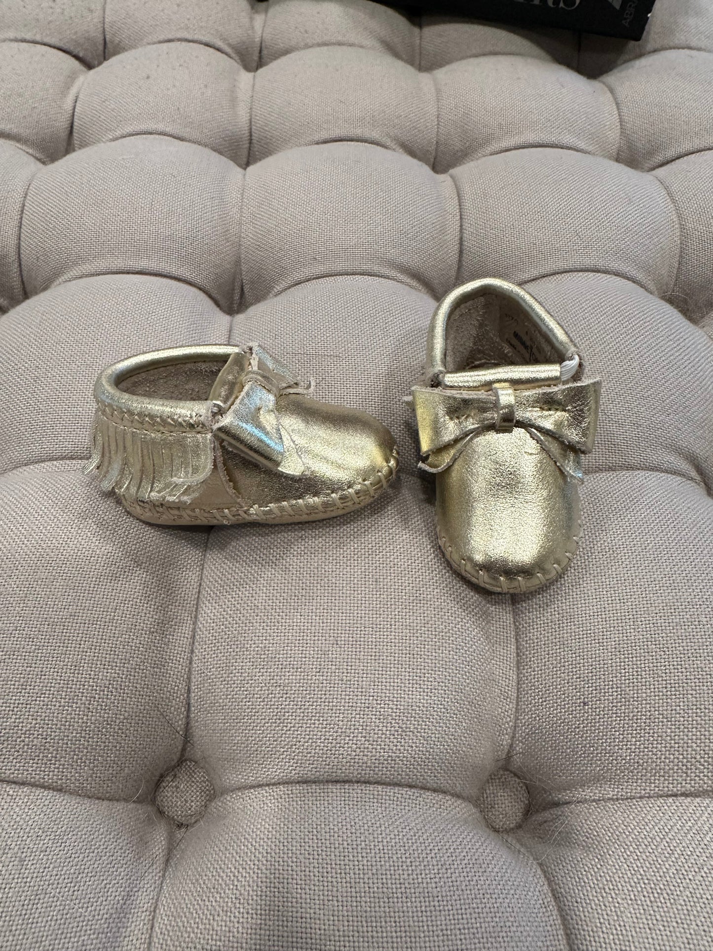 #85 Minnetonka Gold Bow Moccasins, infant girls 0