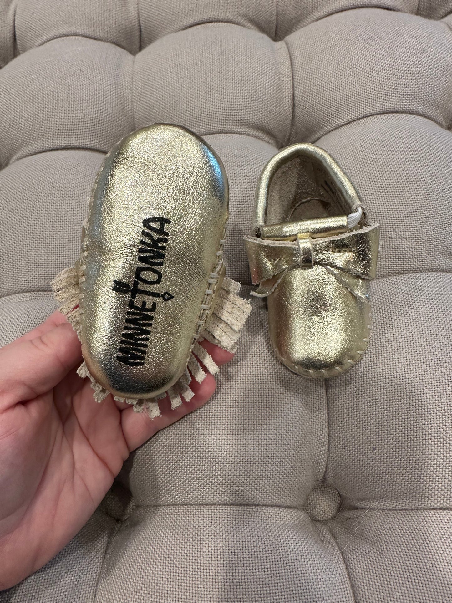 #85 Minnetonka Gold Bow Moccasins, infant girls 0