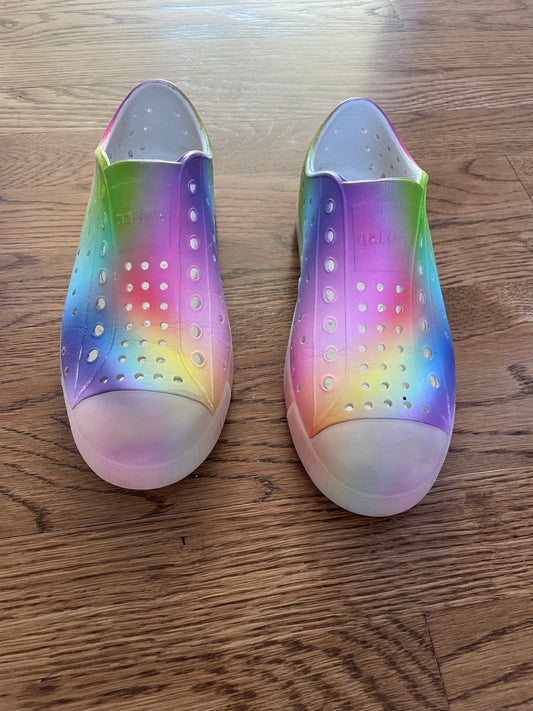 #5 Girls Native rainbow shoe, size 2