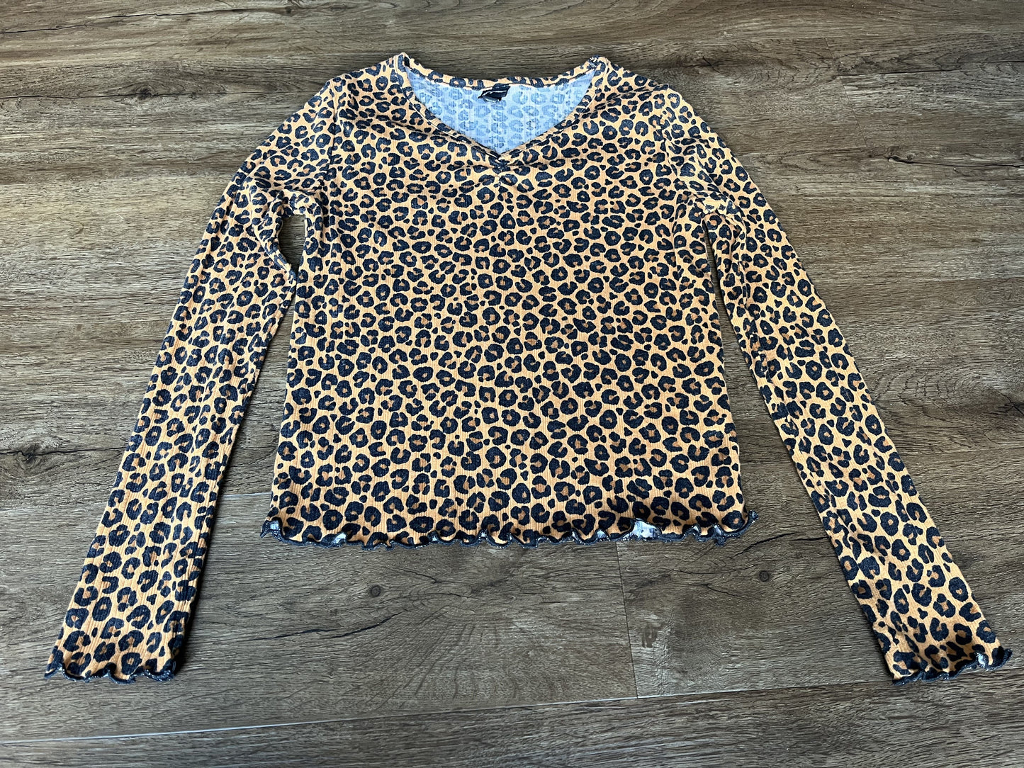 #124 EUC Art Class Leopard V Neck Long Sleeve Shirt Girls Size L 10/12