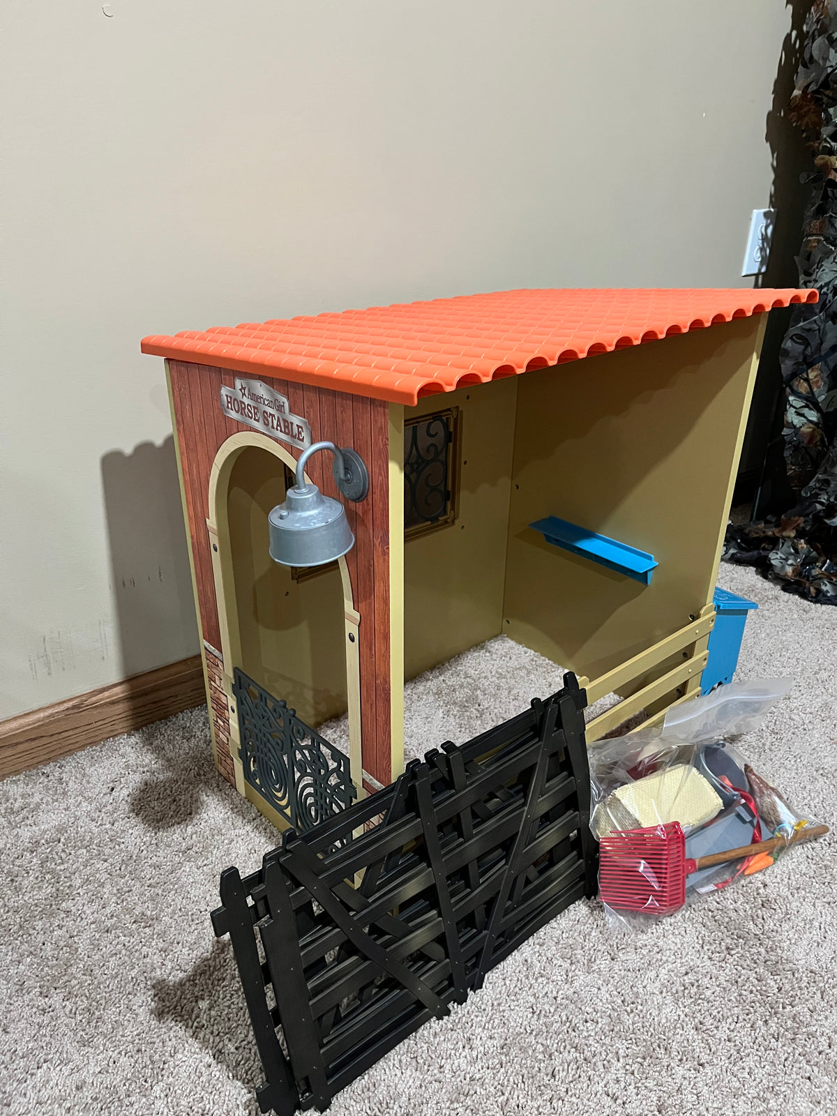 135 AG horse stable, no missing pieces, BN, only played with a handful of times. (see stock picture)