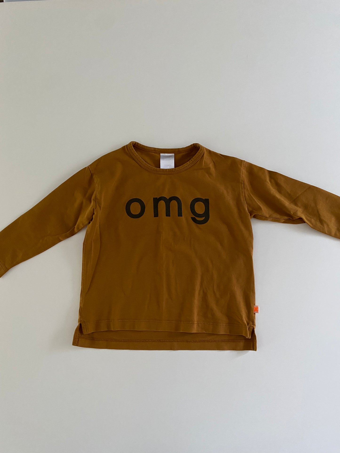 #84B- Gender neutral 12-18M, Tinycottons caramel brown ‘OMG’ shirt, GUC