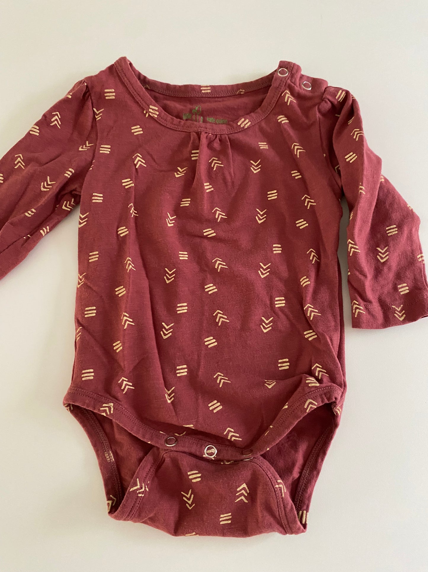 #84B- Girls 12-18M, Kate Quinn burnt red onesie and Pipperdoodles rose ruffle cuff shirt, VGUC