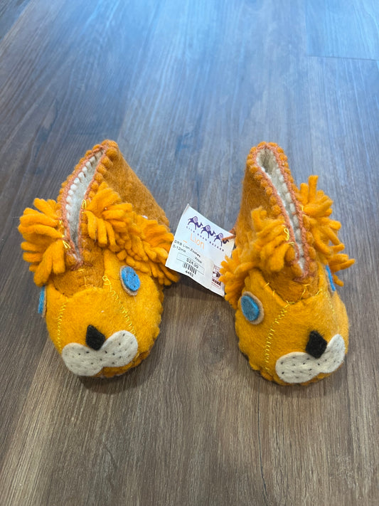 #24 size 4 lion slippers