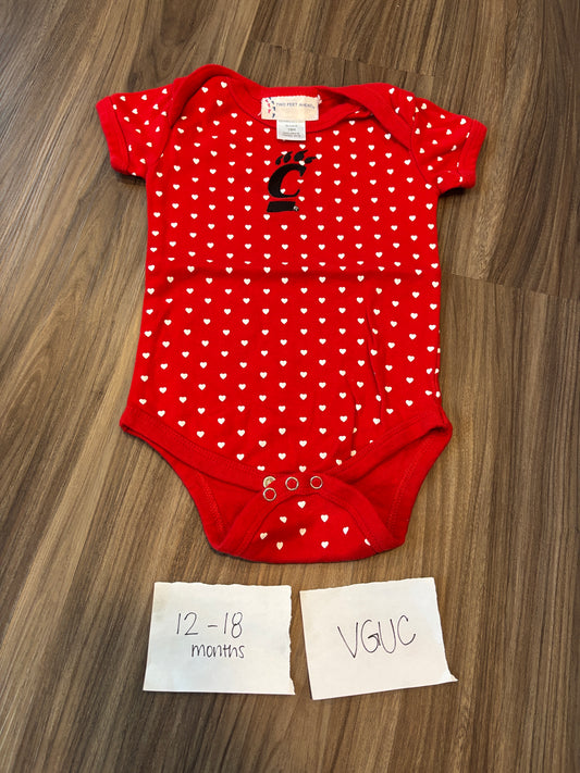 #138 - 12-18 Mo - VGUC Two Feet Ahead - UC Bearcats Heart Onesie - PU 45236