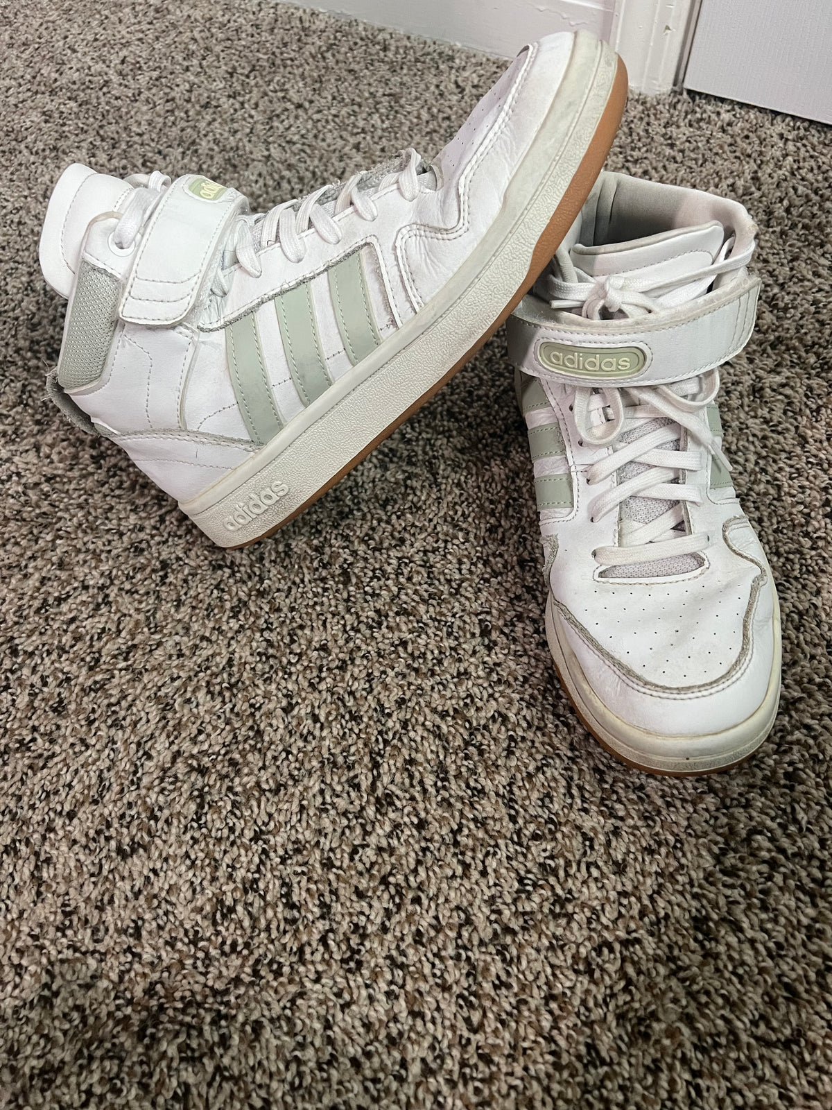 Seller #184 Women’s Size 9 Adidas white Mids - GUC