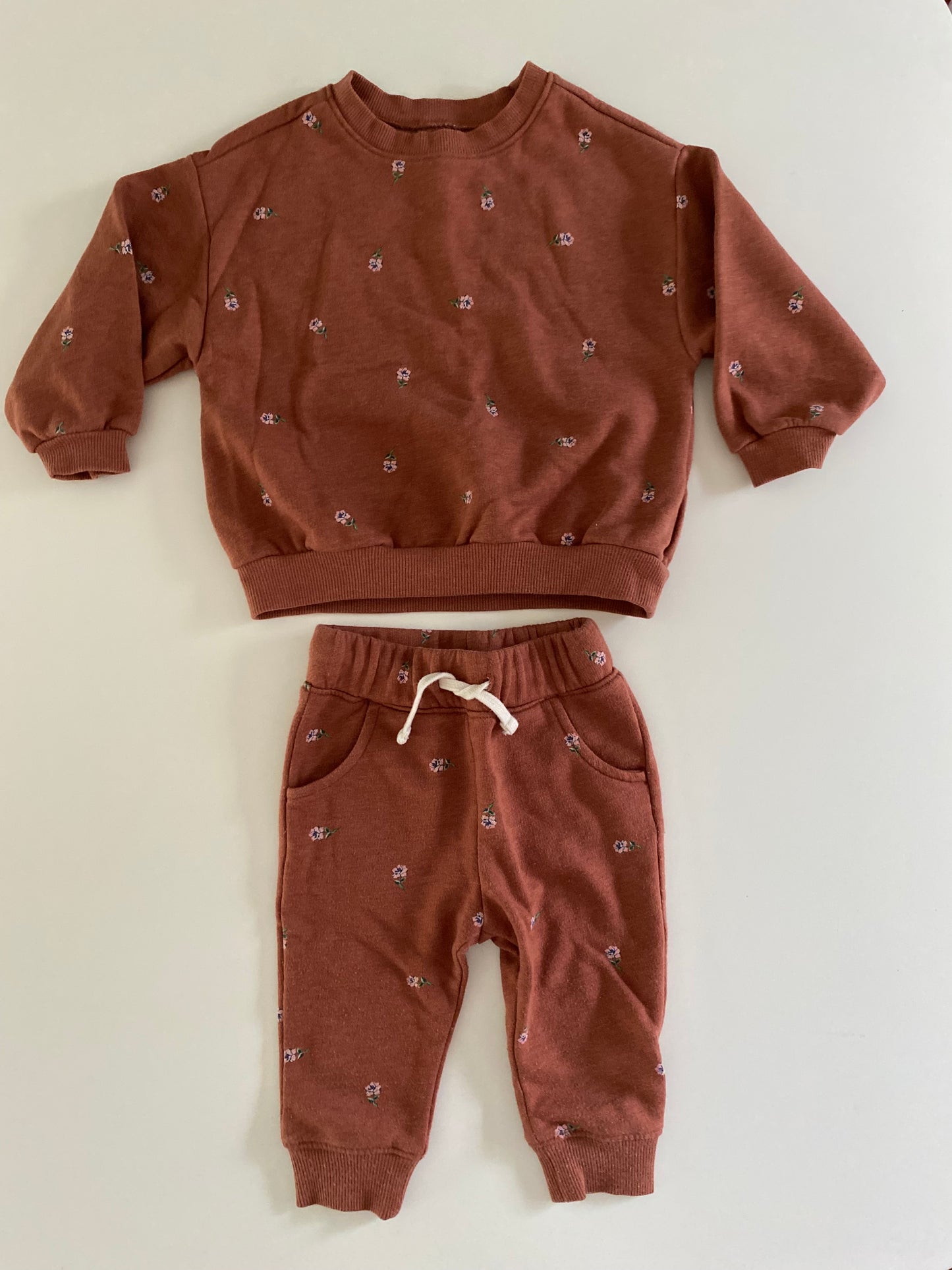 #84B- Girls 18 M, Old Navy brown floral sweatsuit, VGUC