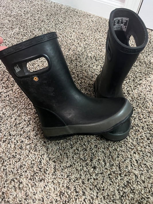 Seller #184 Boys size 11 BOGS waterproof Rainboots black and gray