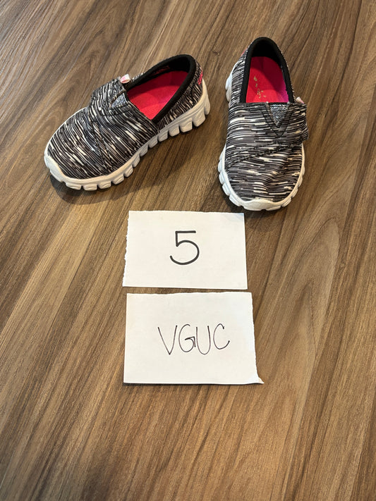 #138 - 5 - VGUC Sketchers - Black/white Shoes - PU 45236