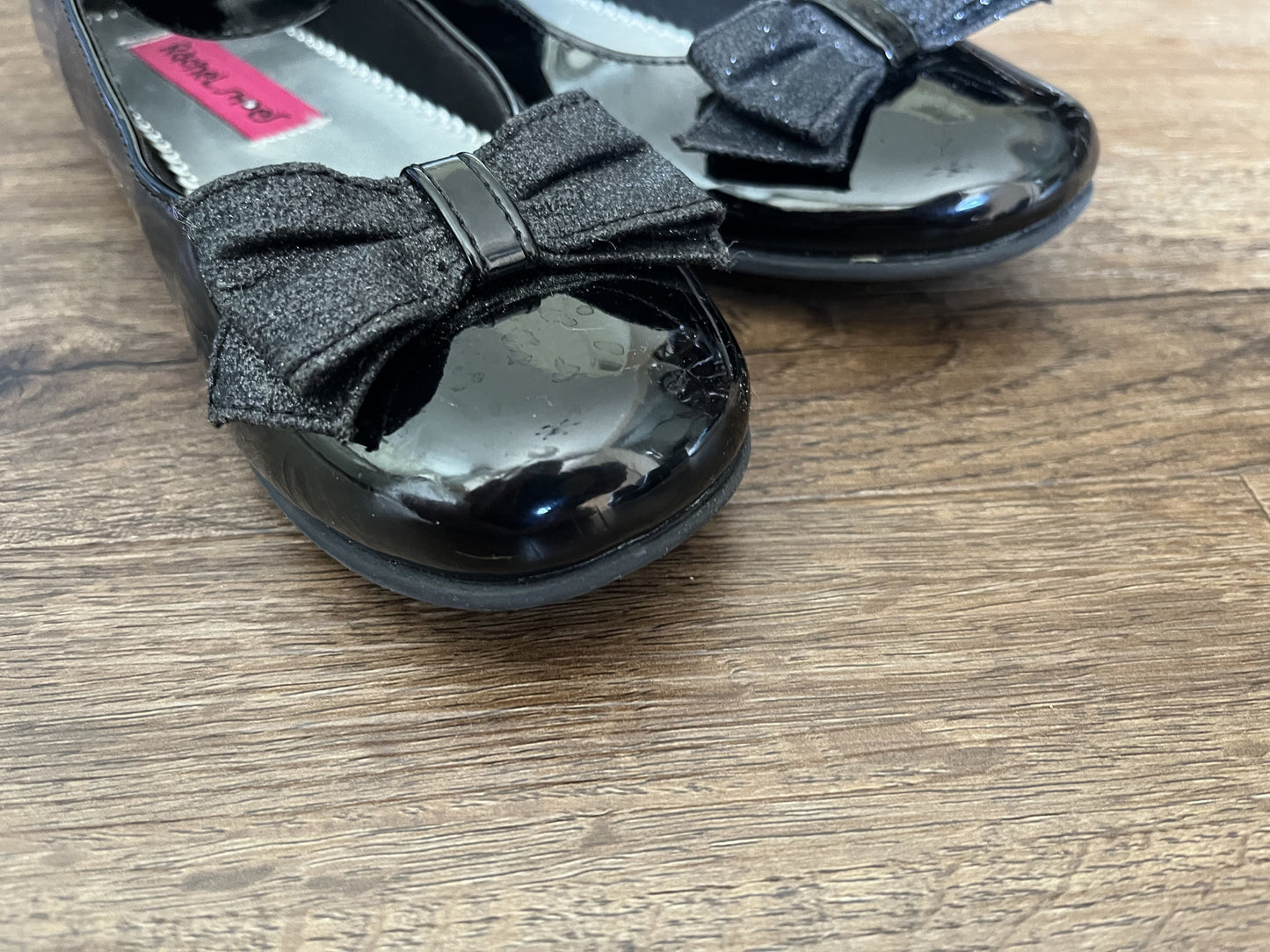 #124 Black Patent Girls Shoes w/ Glitter Bow Detail Size 2