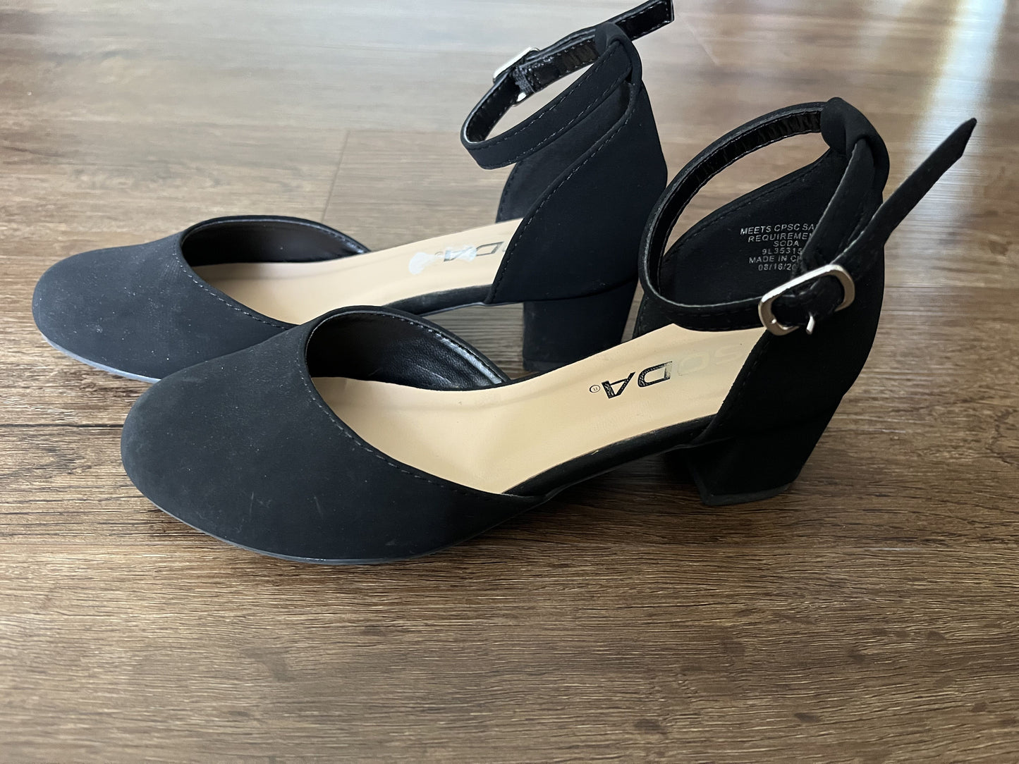 #124 EUC Soda Black Suede Heels Girls Size 2