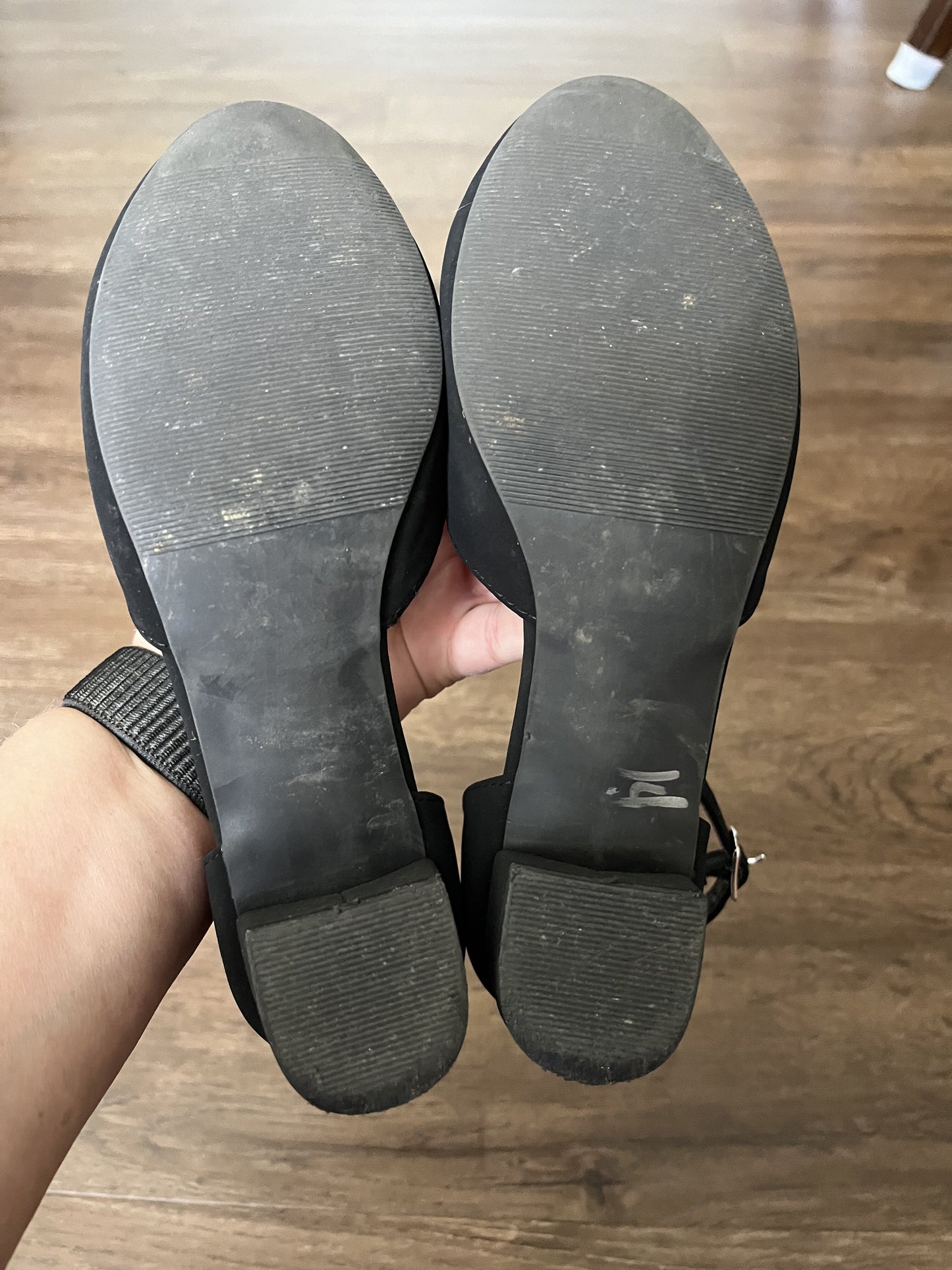 #124 EUC Soda Black Suede Heels Girls Size 2