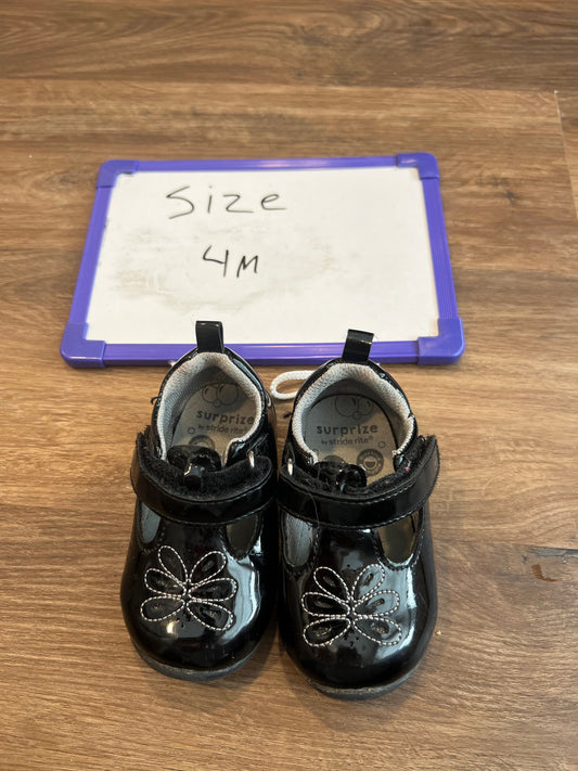 #24 striderite size 4 black sandals
