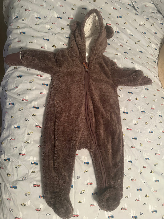 #24 size 6-12 months bear suit H&M