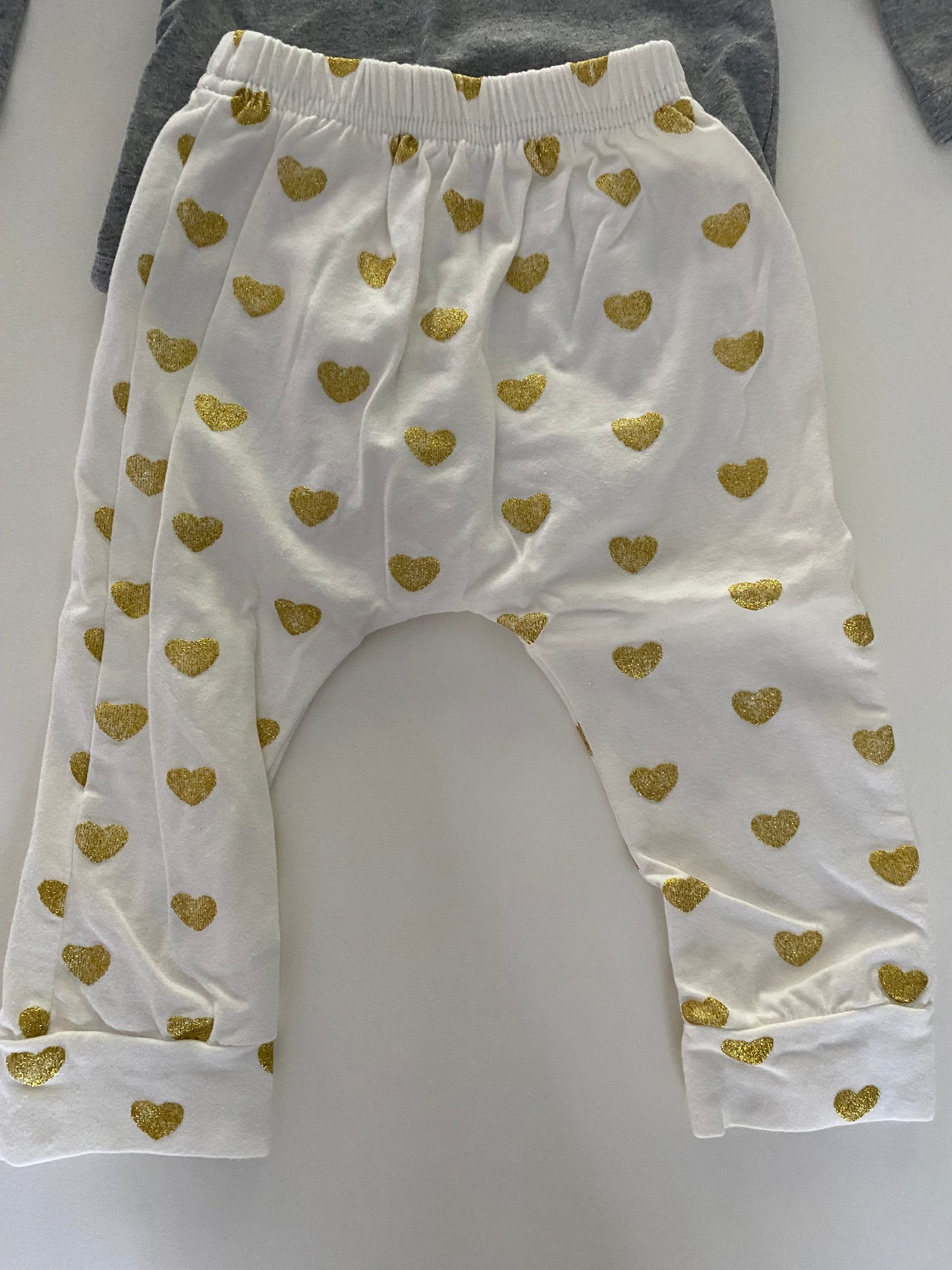 #84B- Girls size 90, Gray onesie and cream & gold heart pant set, EUC