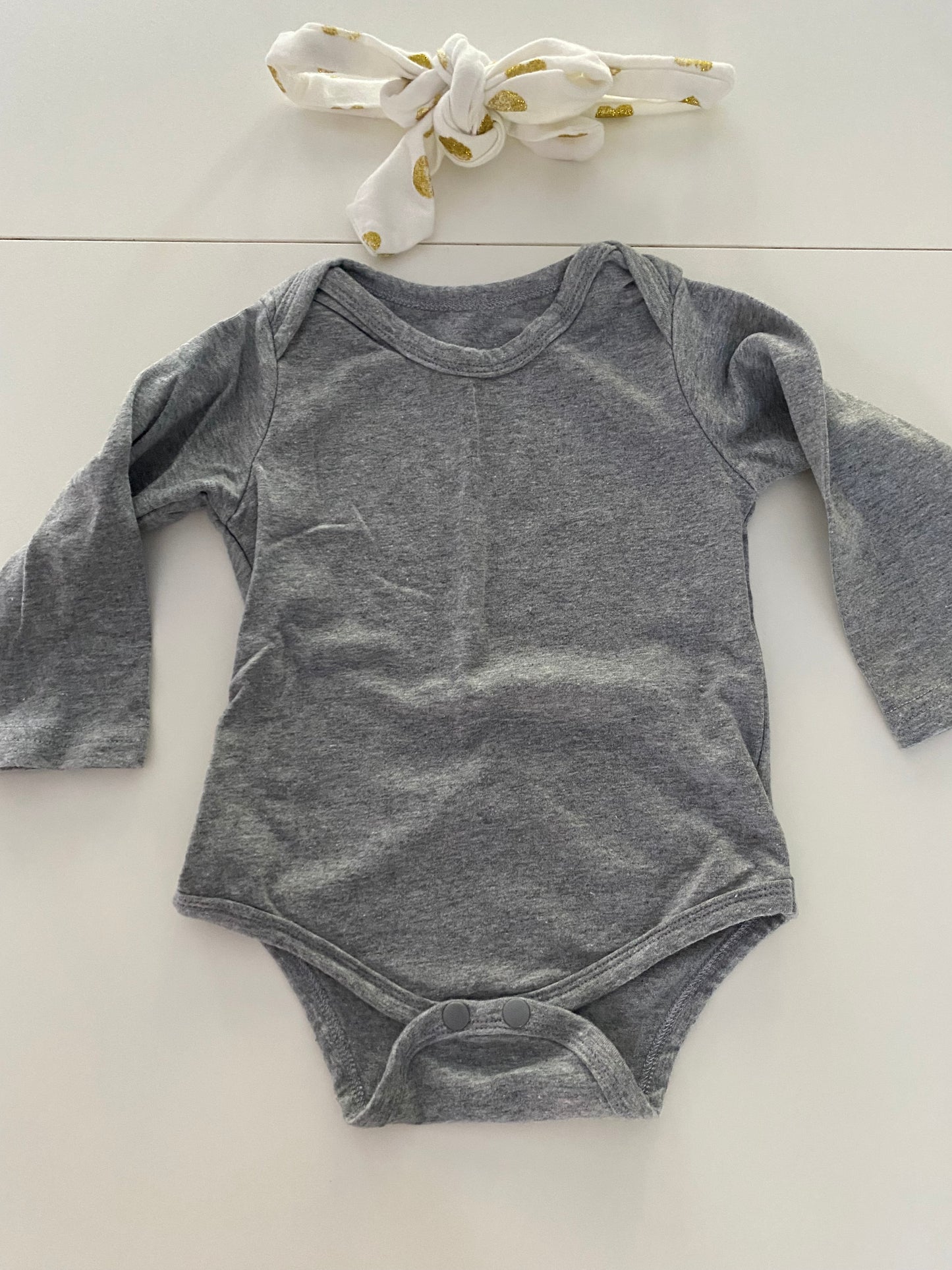 #84B- Girls size 90, Gray onesie and cream & gold heart pant set, EUC