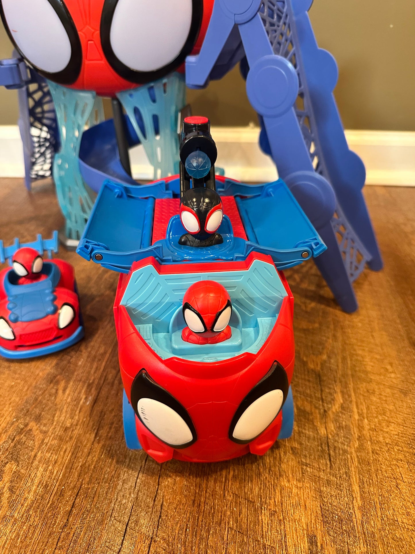 #65 Spidey & Friends Webquarters + 3 Vehicles