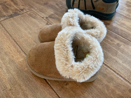 #199 REDUCED Girls fuzzy boots size 5 GUC