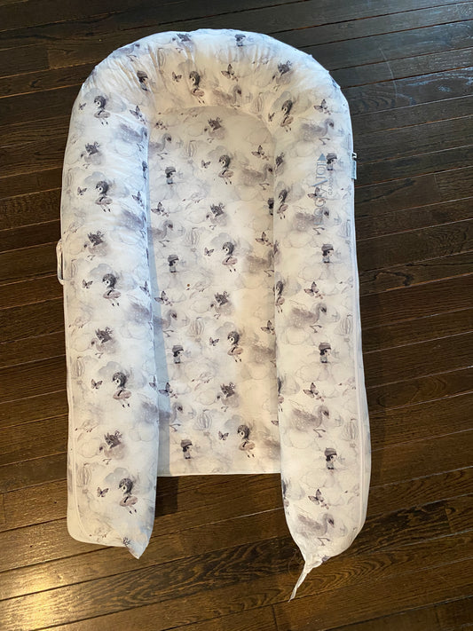 #117, Dock-A-Tot Grand Mrs. mighetto print, EUC