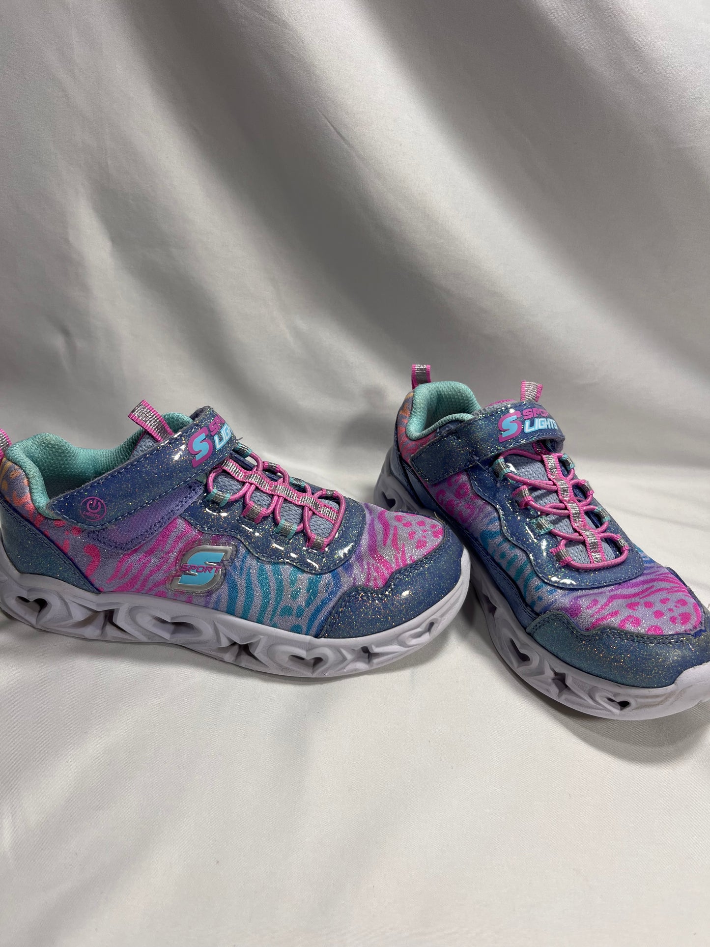 Reduced 100B girls size 1 Skechers light up sneakers