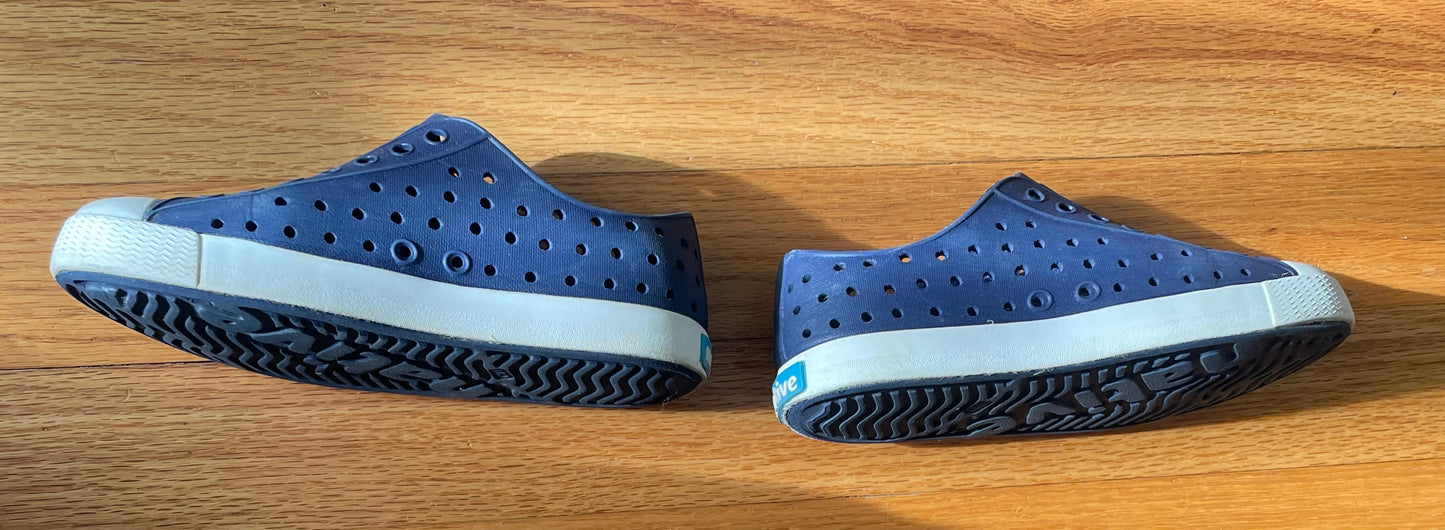 Seller 202 - REDUCED - Navy natives - size C11