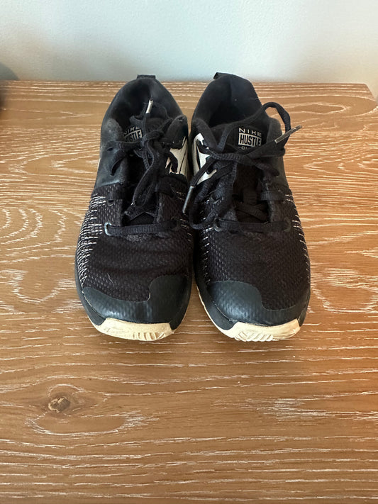 #24 size 13.5 boys Nikes