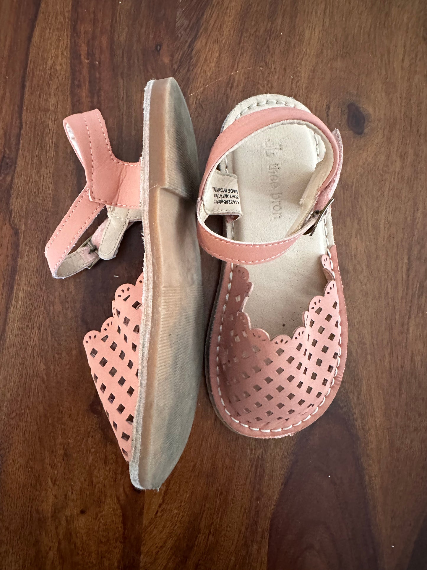 #30 Girls Sandals - Thee Bron - sz 10 EUC
