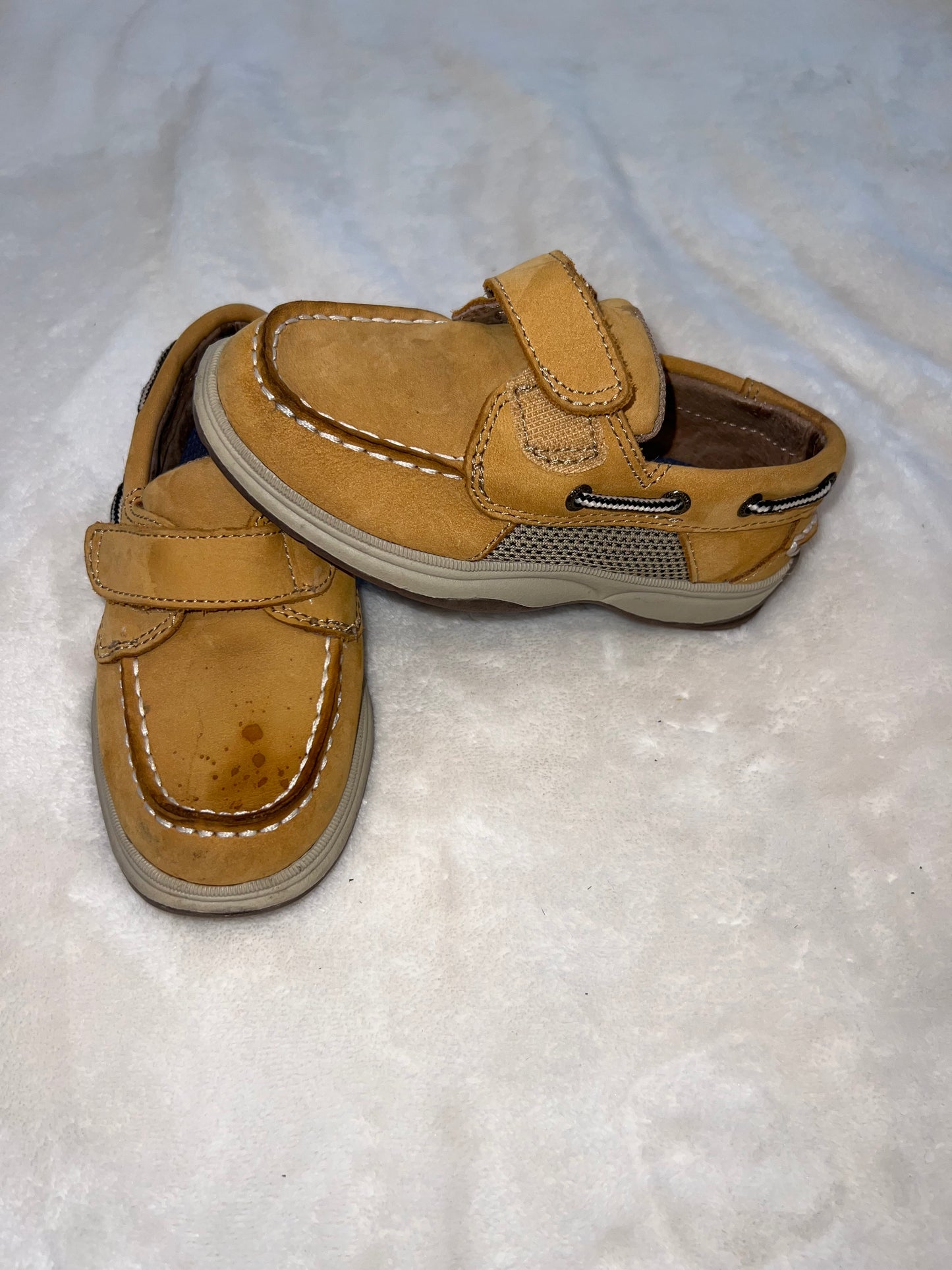 size 9 boys shoes, sperry light color