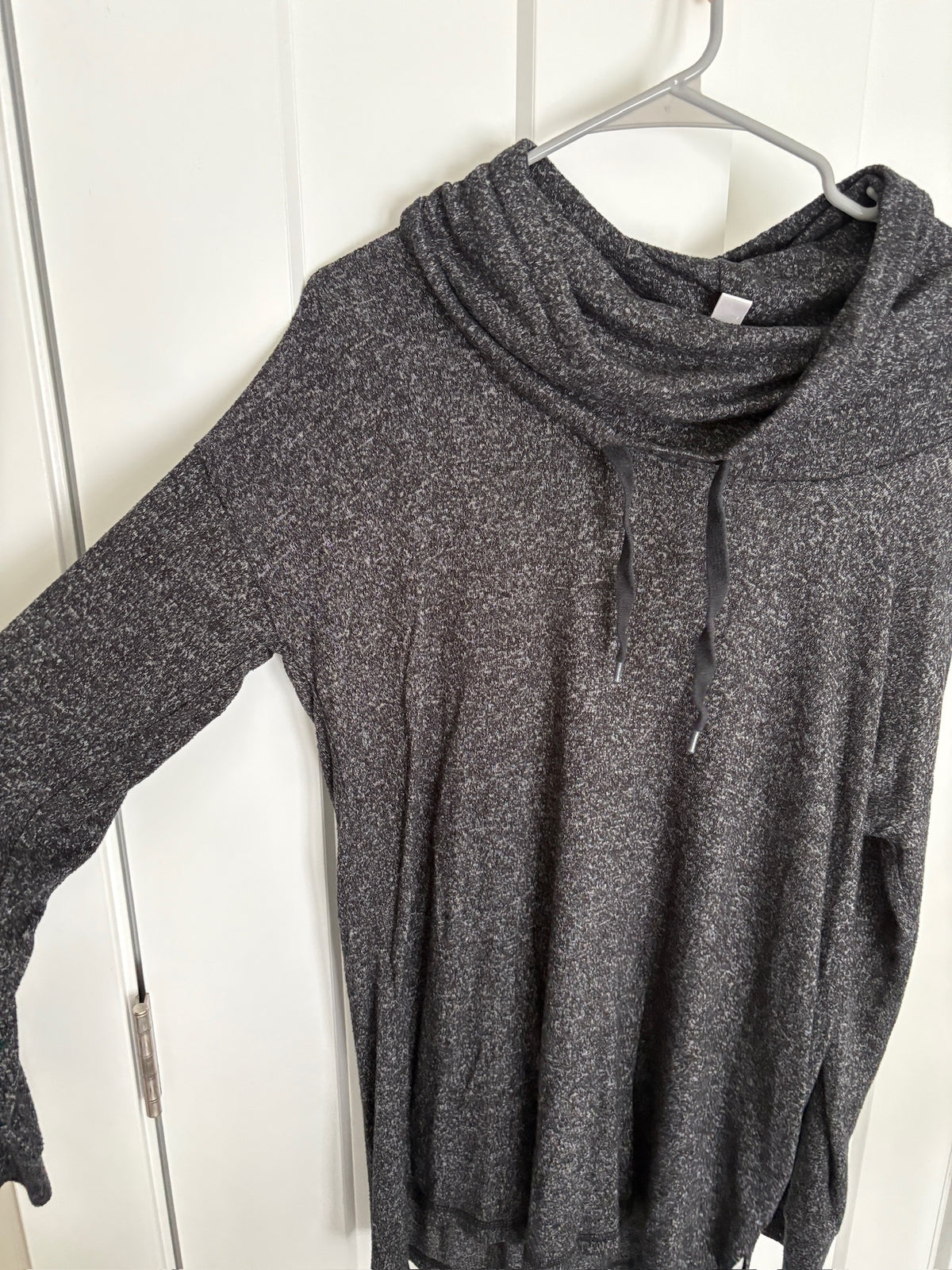 Seller #105 -  Small Motherhood Maternity Heather Black Pullover GUC