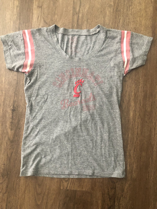 #124 Cincinnati Bearcats Women's T-shirt Size S