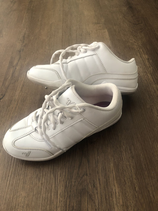 #124 Varsity Cheerleading Shoes Girls Size 4.5