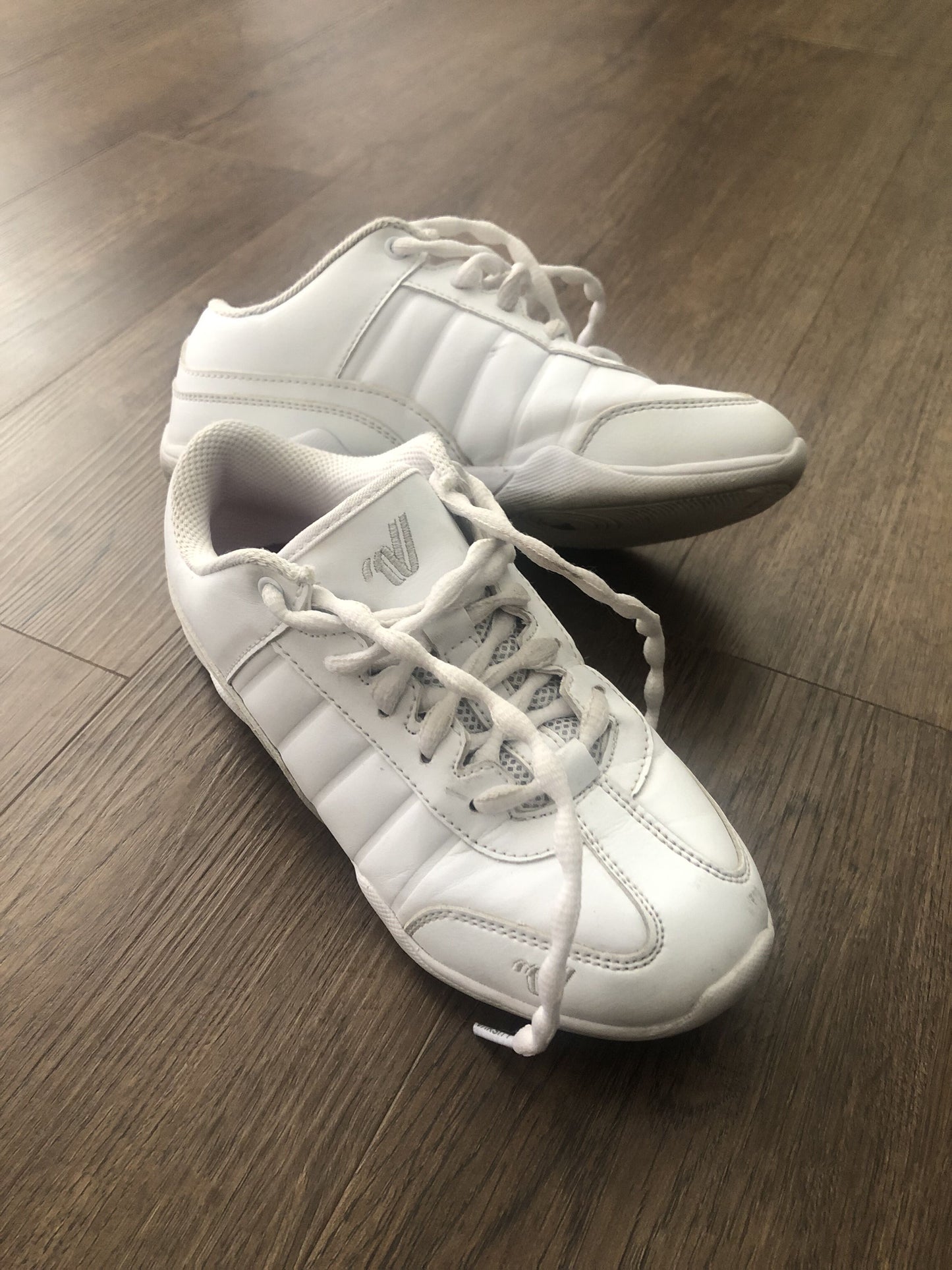 #124 Varsity Cheerleading Shoes Girls Size 4.5