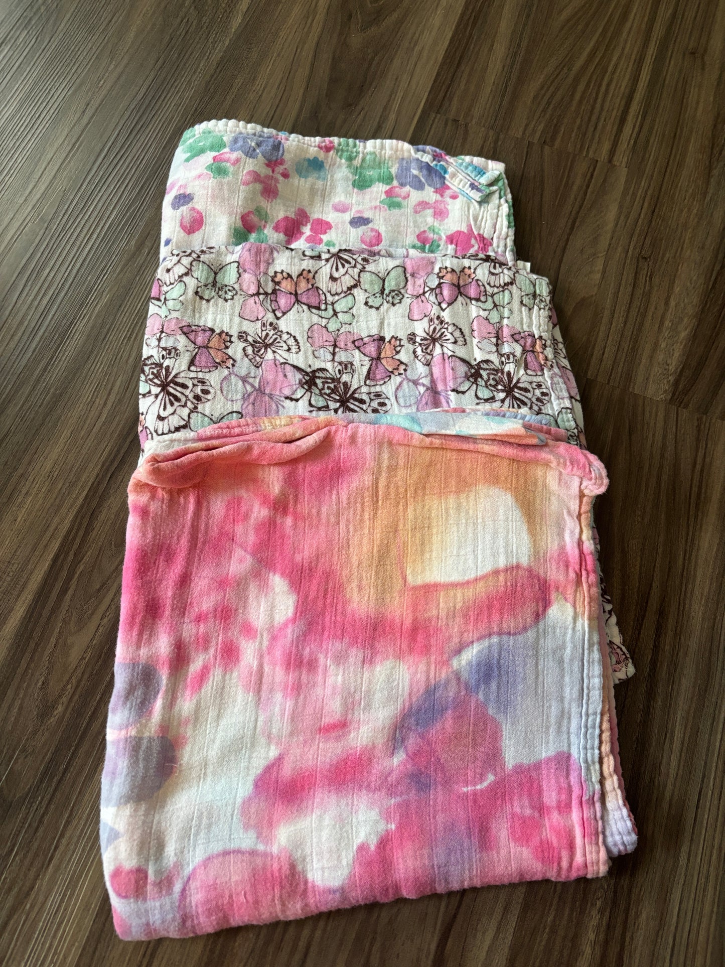 #138 - OS - VGUC 3 Swaddles/Blankets (dots + butterflies + tie dye) - PU 45236