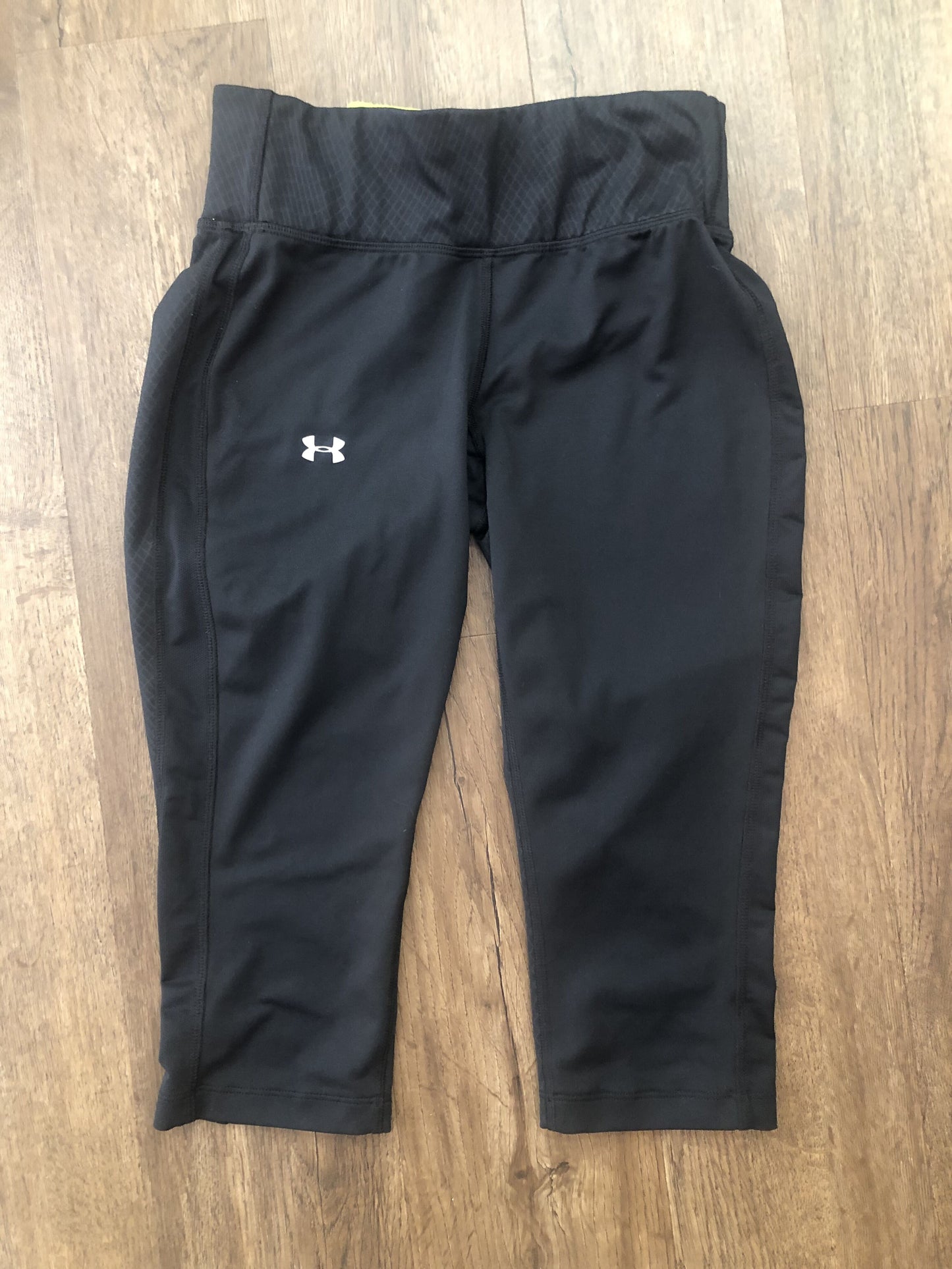 #124 Under Armour Black Capri Leggings Women's Size S