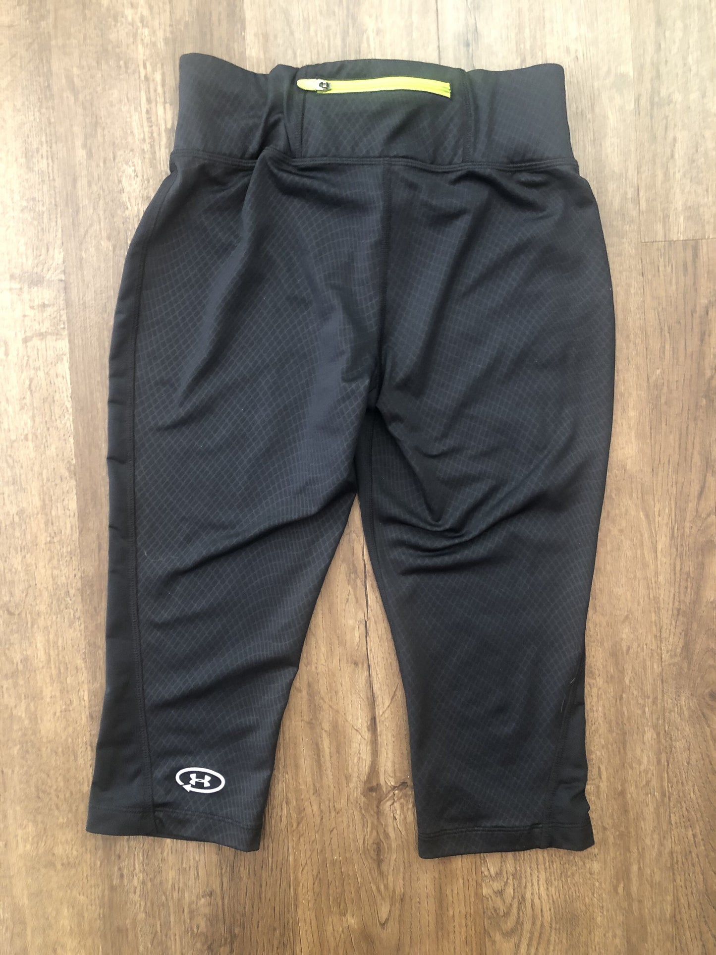 #124 Under Armour Black Capri Leggings Women's Size S