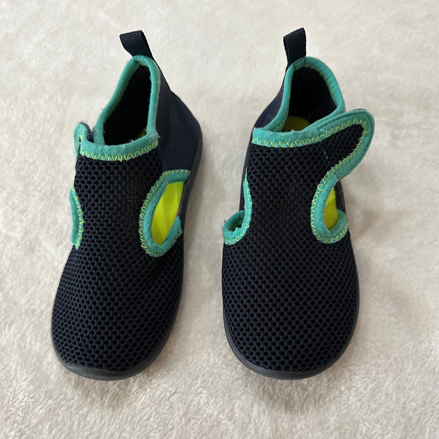 Boys Old Navy water shoes size 9
