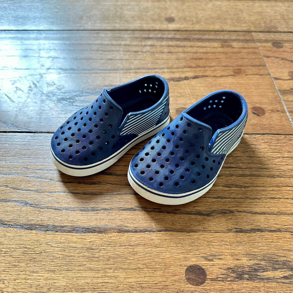 #113	EUC Boys Native Miles Navy Shoes, size 5