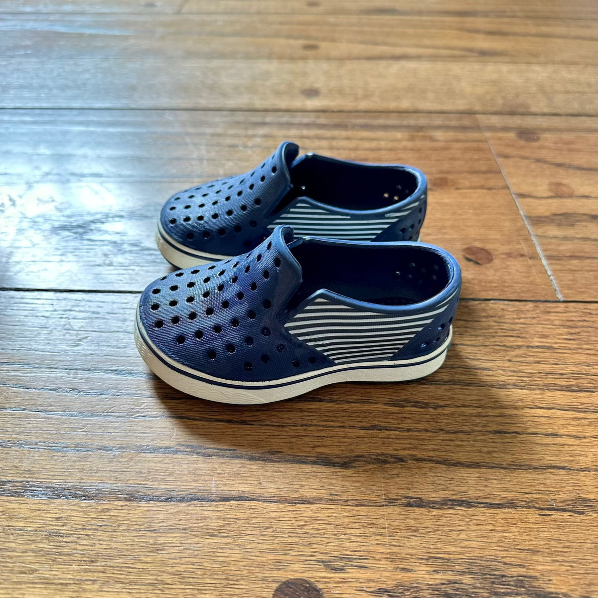 #113	EUC Boys Native Miles Navy Shoes, size 5