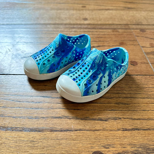 #113	EUC Boys Native Jefferson Blue Tye-dye Shoes, size 5