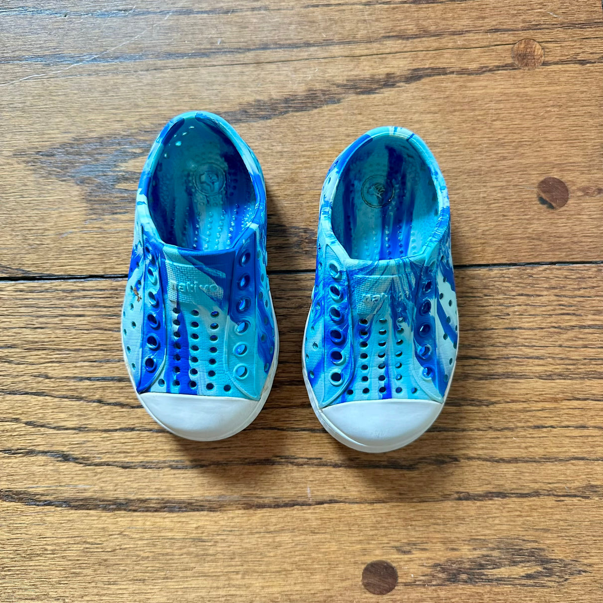 #113	EUC Boys Native Jefferson Blue Tye-dye Shoes, size 5