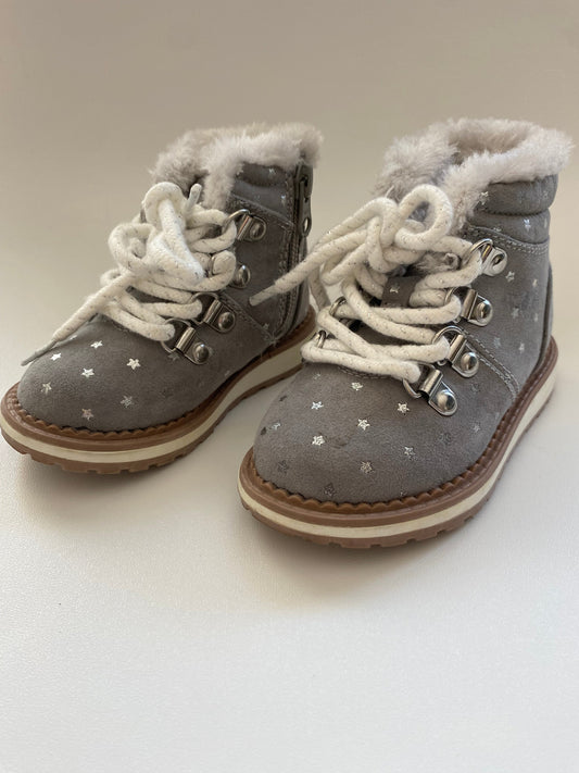 #117- Girls 5c, Cat & Jack gray star boots, fur lined, EUC,*reduced*