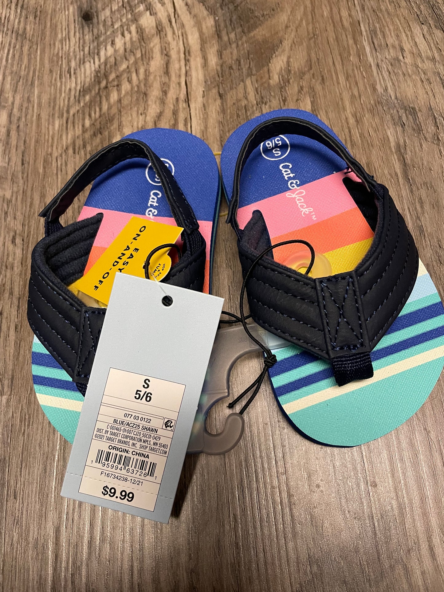 New toddler boy 5/6 small flip flop. Easy on and off