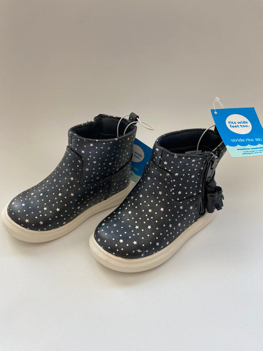#117- Girls 5c, Stride Rite black star boots, New,*reduced*