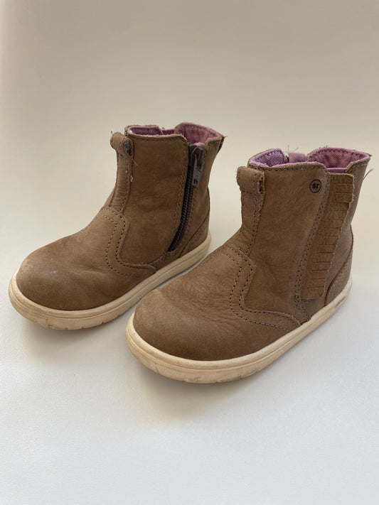 #117- Girls 7c, Stride Rite brown boots, VGUC