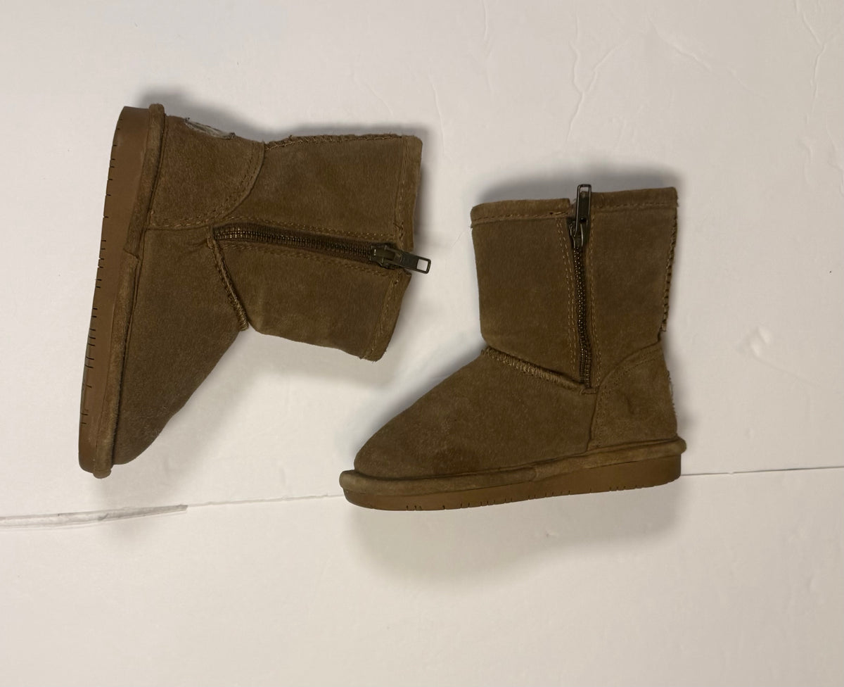 #141 Girls Shoe Size 8 BearPaw Boots