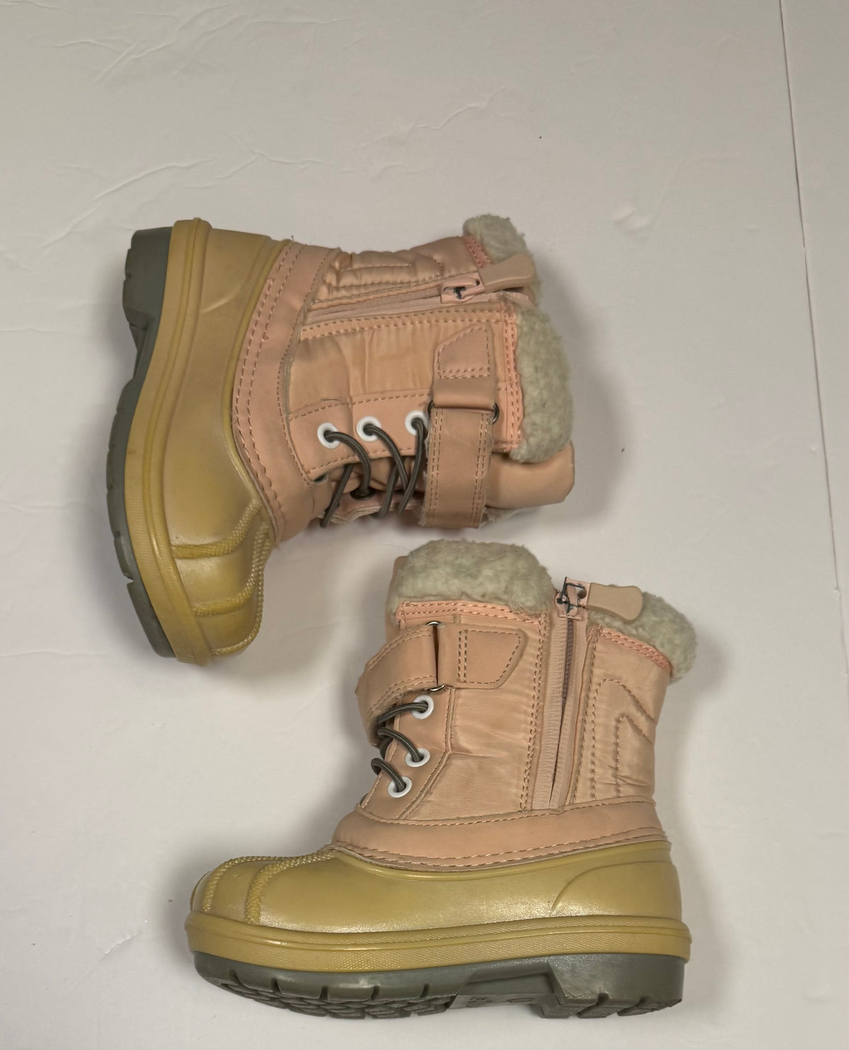 #141 Girls Shoe Size 7 Cat & Jack Pink Snow boots with Thermolite