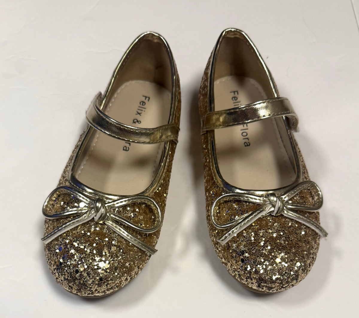 #141 Girls Shoe Size 10 Felix & Flora NWOT Glitter Shoes