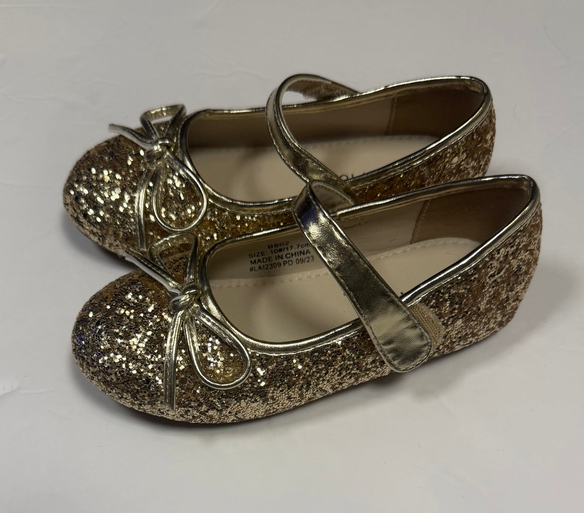 #141 Girls Shoe Size 10 Felix & Flora NWOT Glitter Shoes