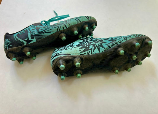 #200 Girls size 4 Teal Puma soccer cleats