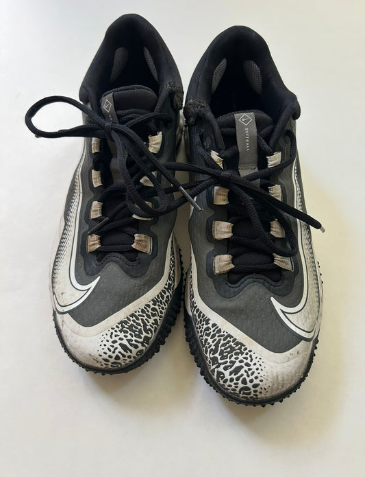 #200 Boys size 9 Turf shoes (football , baseball)